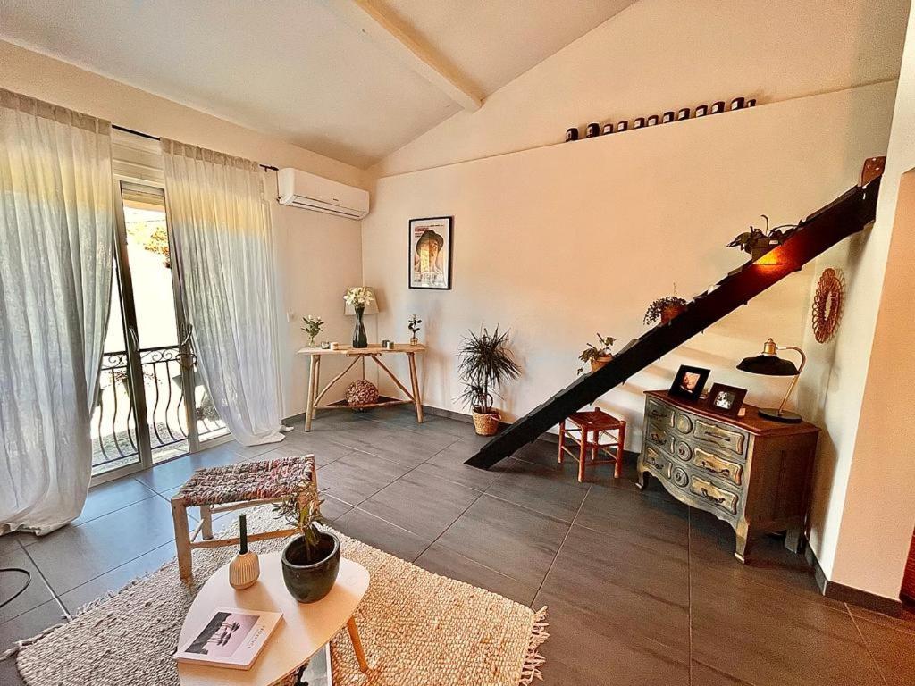 Appartement Loft Atypique Au Milieu Des Champs à Tourrettes Extérieur photo